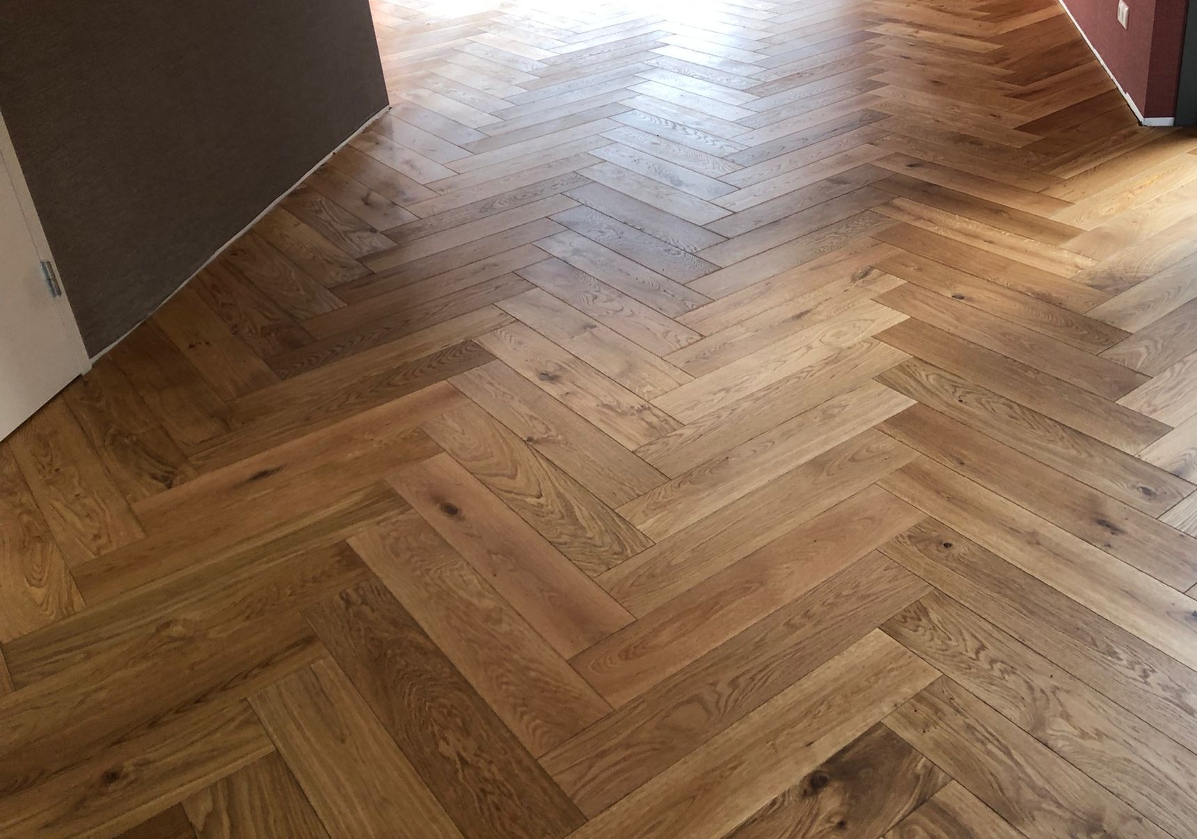 Door Van Wijk Vloeren gelegde visgraatvloer