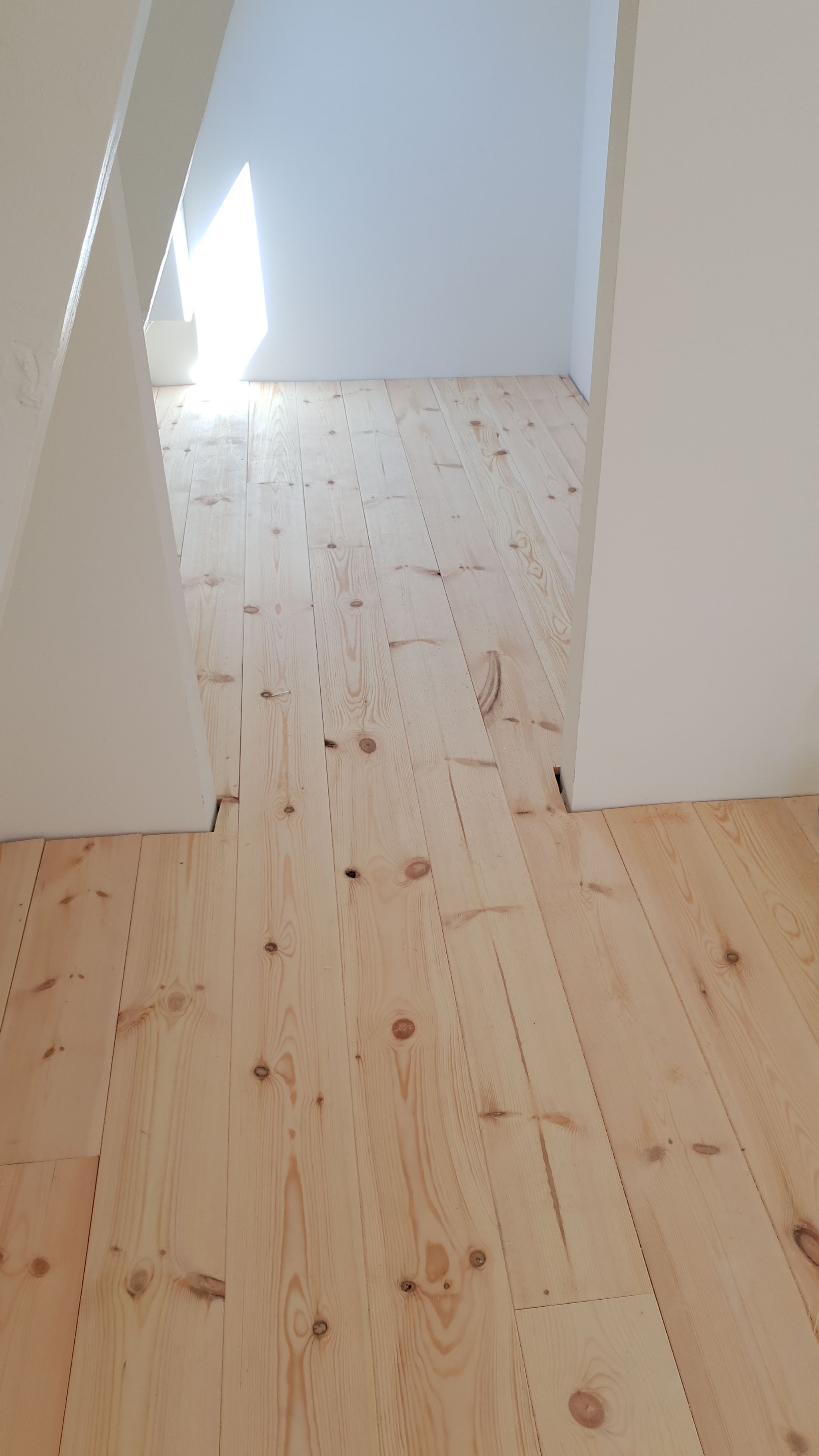 Lichte houten vloer in een gang