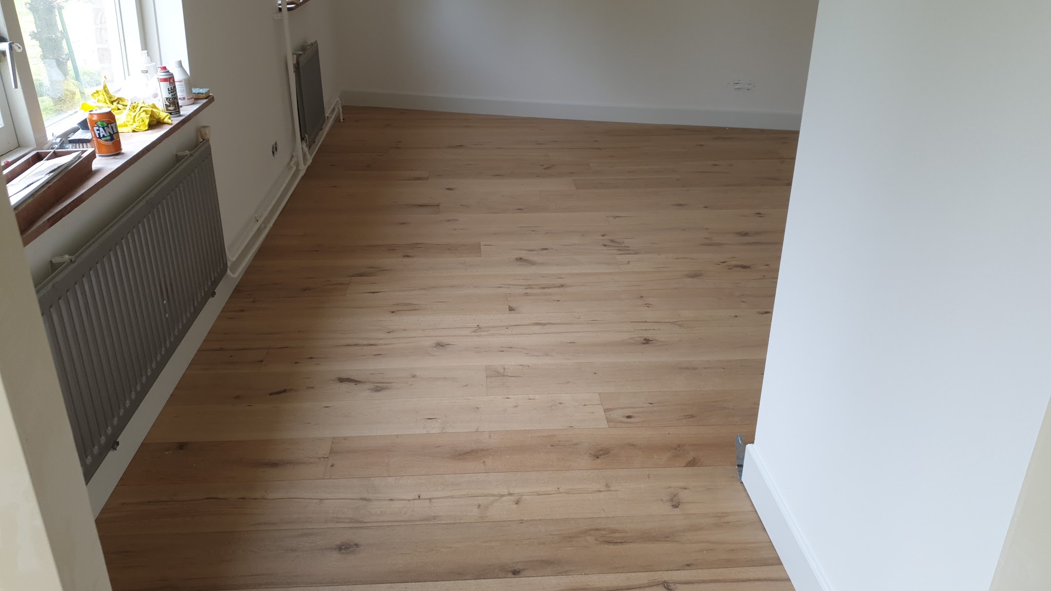 Gelegde houten vloer bij een raam